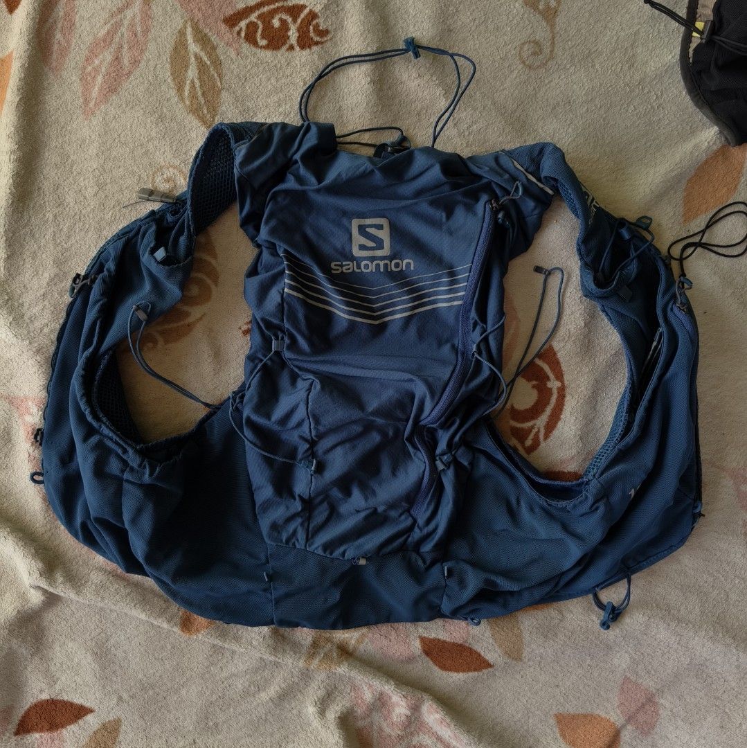 Salomon ADV Skin 12 Small (Category: Vests) located in Bacolod City. Submitted by kiiroitor1 (Listing ID 1469403149, Image 1). Description: Salomon ADV Skin 12 Poseidon/Night Blue colorway 8/10 color rate replaced sternum bungee cord partial delamination of internal lining.