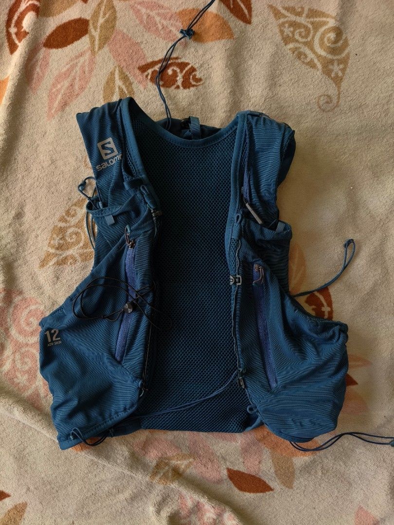 Salomon ADV Skin 12 Small (Category: Vests) located in Bacolod City. Submitted by kiiroitor1 (Listing ID 1469403149, Image 2). Description: Salomon ADV Skin 12 Poseidon/Night Blue colorway 8/10 color rate replaced sternum bungee cord partial delamination of internal lining.