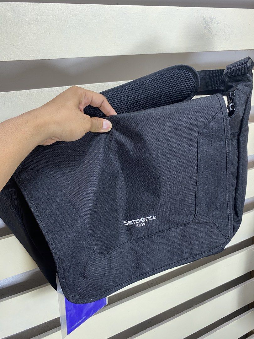 Samsonite laptop messenger bag (Category: Laptop Bags & Sleeves) located in Surigao. Submitted by ricsons (Listing ID 1469509395, Image 2). Description: Excellent condition No issue Like new pa.