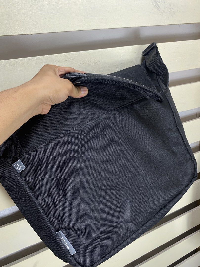 Samsonite laptop messenger bag (Category: Laptop Bags & Sleeves) located in Surigao. Submitted by ricsons (Listing ID 1469509395, Image 3). Description: Excellent condition No issue Like new pa.