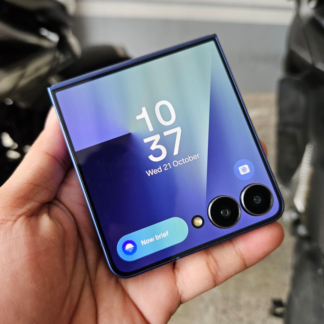 Samsung Flip 7 - 256gb (Category: Samsung) located in Taguig. Submitted by smilecast33971 (Listing ID 1469427945, Image 3). Description: Location: Taguig No Swap COD/COP via LBC Delivery c/o Buyer. ✅️12gb/256gb ✅️NTC approved ✅️Charger ✅️Fully paid [unli reset and update] ✅️ALL WORKING Will block po unreasonable offers. No to drama please..