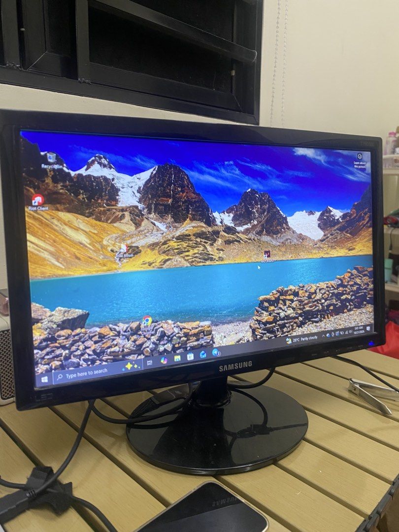 SAMSUNG MONITOR (Category: Desktops) located in Santa Rosa. Submitted by wayn_ (Listing ID 1469484411, Image 1). Description: Samsung Monitor S19D300NY 18.5” 60Hz VGA Port with free RGB in to HDMI HD CABLE plus adapter.