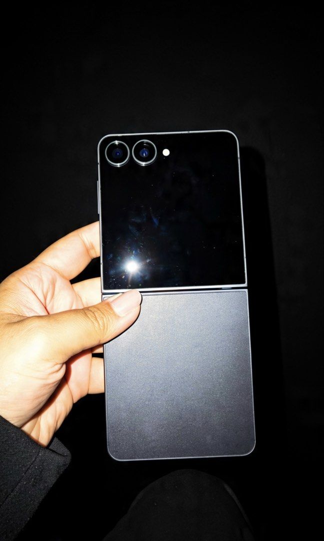 Samsung Z Flip 7 (Black 256gb) (Category: Android Others) located in Manila. Submitted by caseaholic.woman (Listing ID 1468872191, Image 1). Description: .