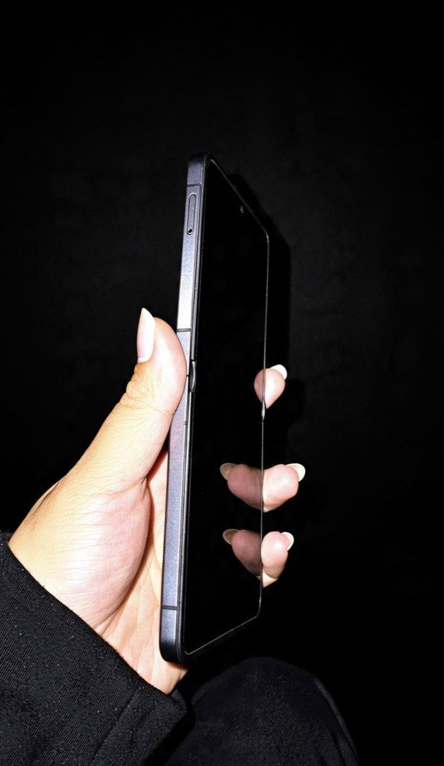 Samsung Z Flip 7 (Black 256gb) (Category: Android Others) located in Manila. Submitted by caseaholic.woman (Listing ID 1468872191, Image 3). Description: .