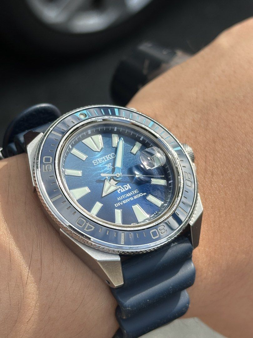 Seiko Prospex PADI SRPJ93K1 – King Samurai (Category: Men's Watches) located in Pasig City. Submitted by grand.seikolover (Listing ID 1467573349, Image 3). Description: Seiko Prospex PADI SRPJ93K1 – King Samurai 💰 ₱21,000 negotiable * Automatic movement: Seiko 4R35 * Blue wave-pattern dial and blue bezel * Sapphire crystal with magnifier * 200m water-resistance rating * Blue silicone strap Inclusions: Seiko box, warranty card, instruction bookle