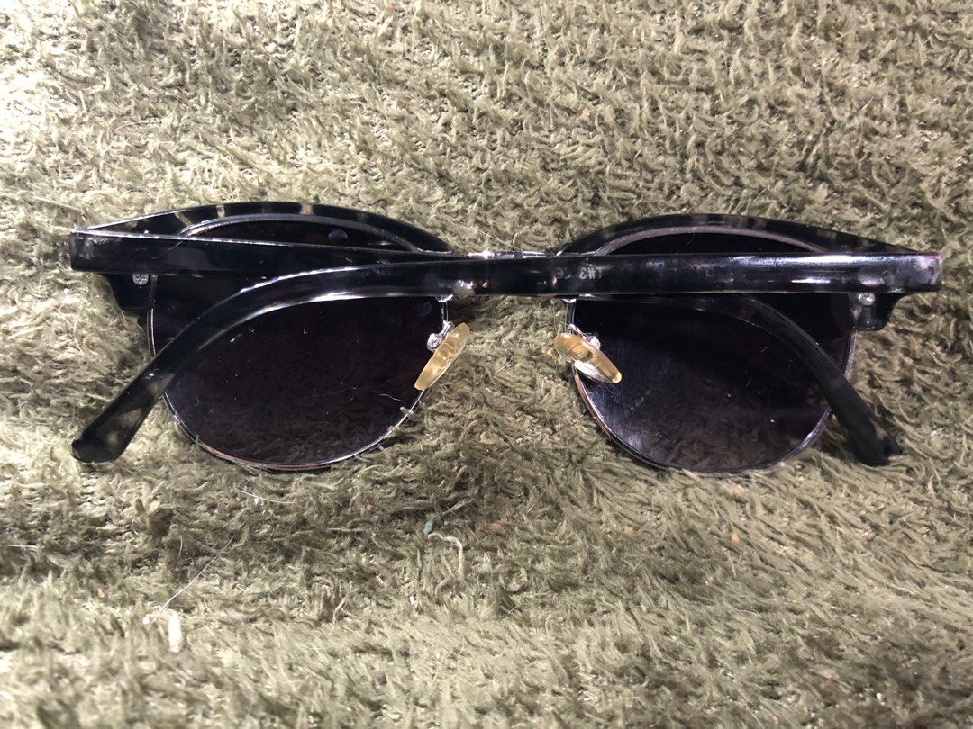 Sevond hand Sunglasses (Category: Sunglasses & Eyewear) located in San Pedro. Submitted by elegandeur.2ndchances (Listing ID 1469441369, Image 2). Description: Second-hand sunglasses. Made in China. No box. Please check the photos carefully for any flaws. Well Used. Please manage your expectation. Rfs: Declutterring. Rules: 1. No return, no exchange. 2. Payment first (Gcash) 3. Delivery and/or shipping fee will be shoulder by the buyer..