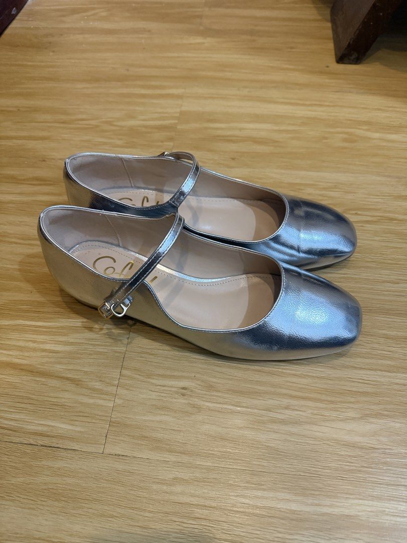 S🩶FAB SILVER BALLERINA (Category: Flats & Sandals) located in Angeles City. Submitted by kfdiangson (Listing ID 1469558416, Image 2). Description: SIZE 39 no issue just the creasing.