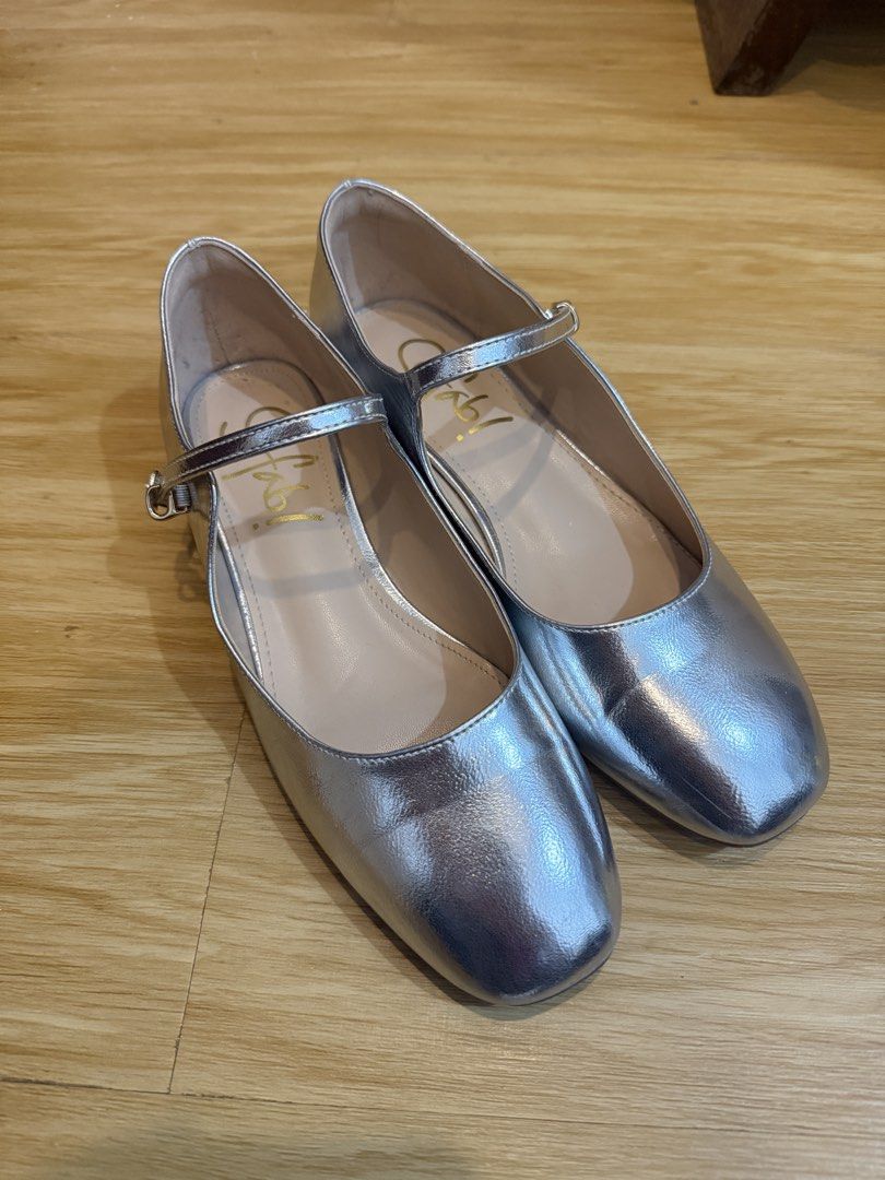S🩶FAB SILVER BALLERINA (Category: Flats & Sandals) located in Angeles City. Submitted by kfdiangson (Listing ID 1469558416, Image 3). Description: SIZE 39 no issue just the creasing.