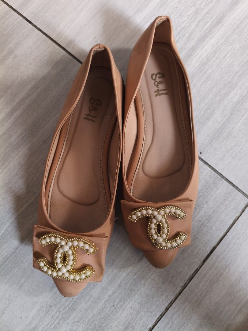 S&H Tan Pointed Toe Pearl CC Logo Flats (Category: Flats & Sandals) located in Manila. Submitted by peyaphernelia (Listing ID 1469437712, Image 1). Description: - size 7 - no box - needs cleaning.