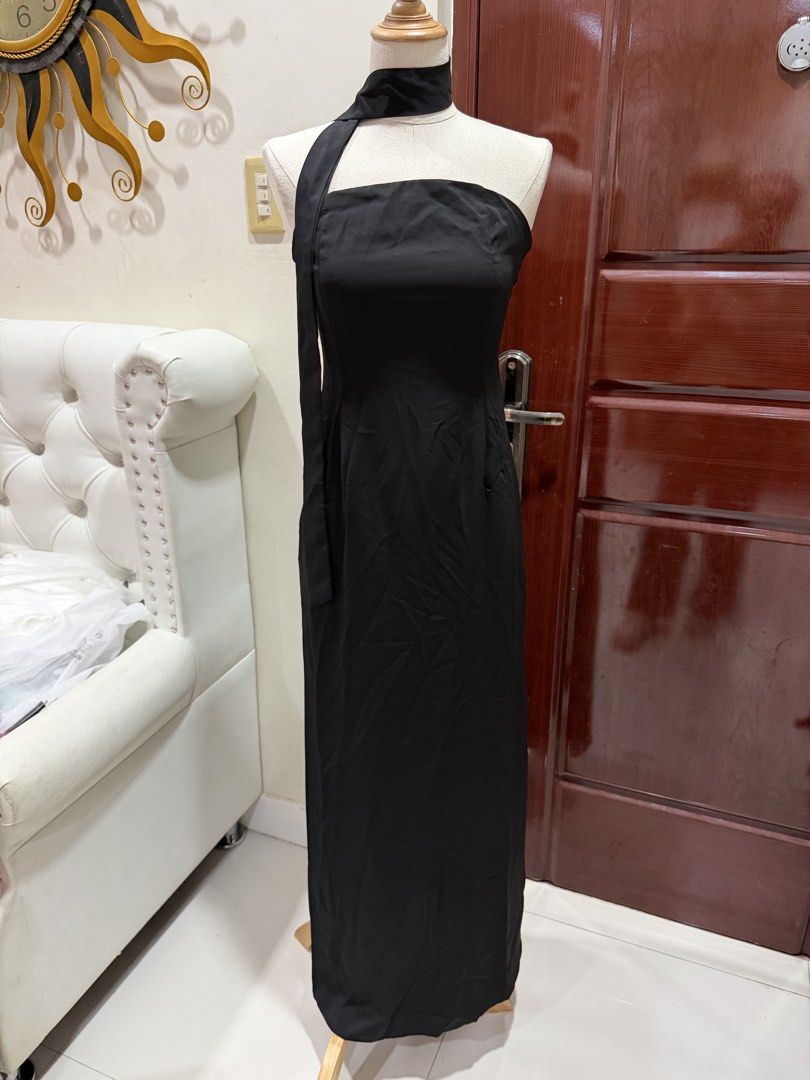 SHEIN DAZY Cinched Black Maxi Dress (Category: Dresses) located in Cainta. Submitted by piattoss85 (Listing ID 1469527510, Image 1). Description: - Bodycon - Cinched at the waist - SRP: ₱571.