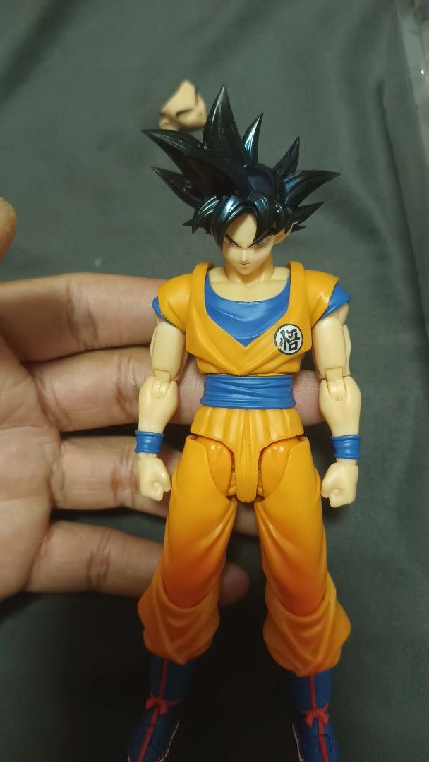 SHF Goku UI sign custom (Category: Figurines & Statues) located in Muntinlupa City. Submitted by migufan122334 (Listing ID 1469564232, Image 3). Description: TK custom head has no box but it comes with custom head joint. Everything else is complete. It's both TK custom ui sign head and SHF God Aura Goku. Gcash Lalamove.