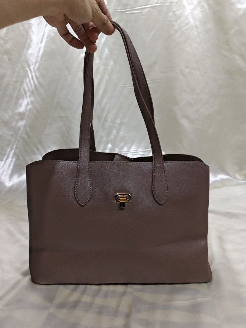 SHOULDER BAG 14/10" (Category: Shoulder Bags) located in Gamu. Submitted by 2022bagsbunny (Listing ID 1469403652, Image 2). Description: .