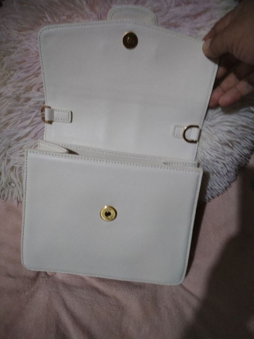 Shoulder Bag Carlyn Hester off White (Category: Shoulder Bags) located in Las Pinas. Submitted by zealtiger.d9a20f (Listing ID 1469486524, Image 2). Description: Carlyn Kester Shoulder Bag in off white or cream color, featuring gold-tone brand plate and vertical buckle strap details Good as New pwedeng ipang regalo .