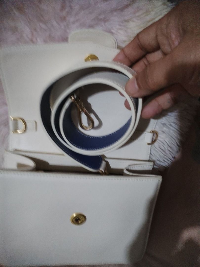 Shoulder Bag Carlyn Hester off White (Category: Shoulder Bags) located in Las Pinas. Submitted by zealtiger.d9a20f (Listing ID 1469486524, Image 3). Description: Carlyn Kester Shoulder Bag in off white or cream color, featuring gold-tone brand plate and vertical buckle strap details Good as New pwedeng ipang regalo .
