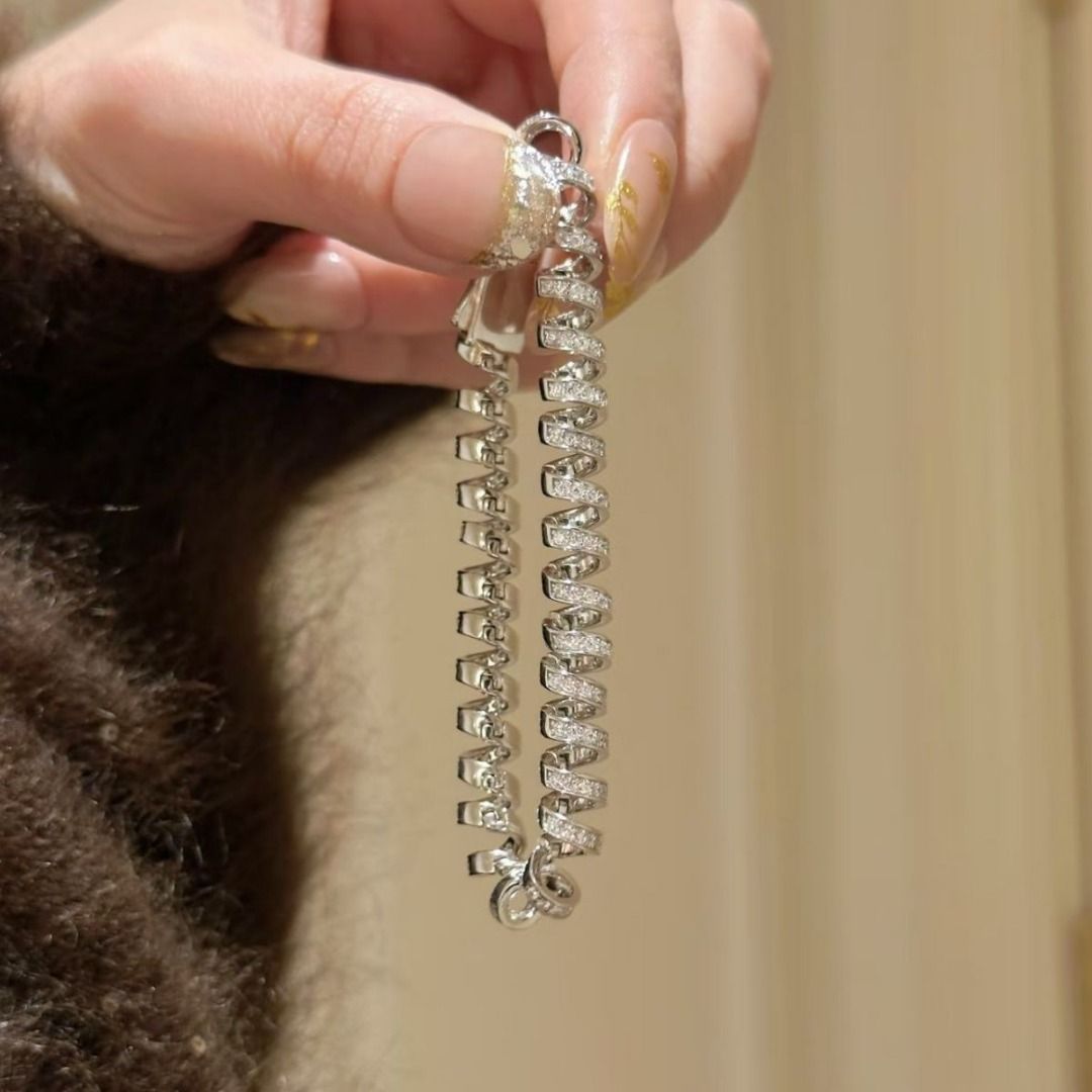 Silver Phone Line Bracelet 16 cm (Category: Body Jewelry) located in Taguig. Submitted by realmshop (Listing ID 1469421997, Image 3). Description: Material: Copper Length: 16.5 cm 1. Mode of Payment: BPI, GCASH, Maribank. Let us know your preferred payment method so we can provide the corresponding QR code. Please send your proof of payment after completing the transaction and allow us time to verify it. 2. Mode of Deliveries: Lalamove or Grab - 