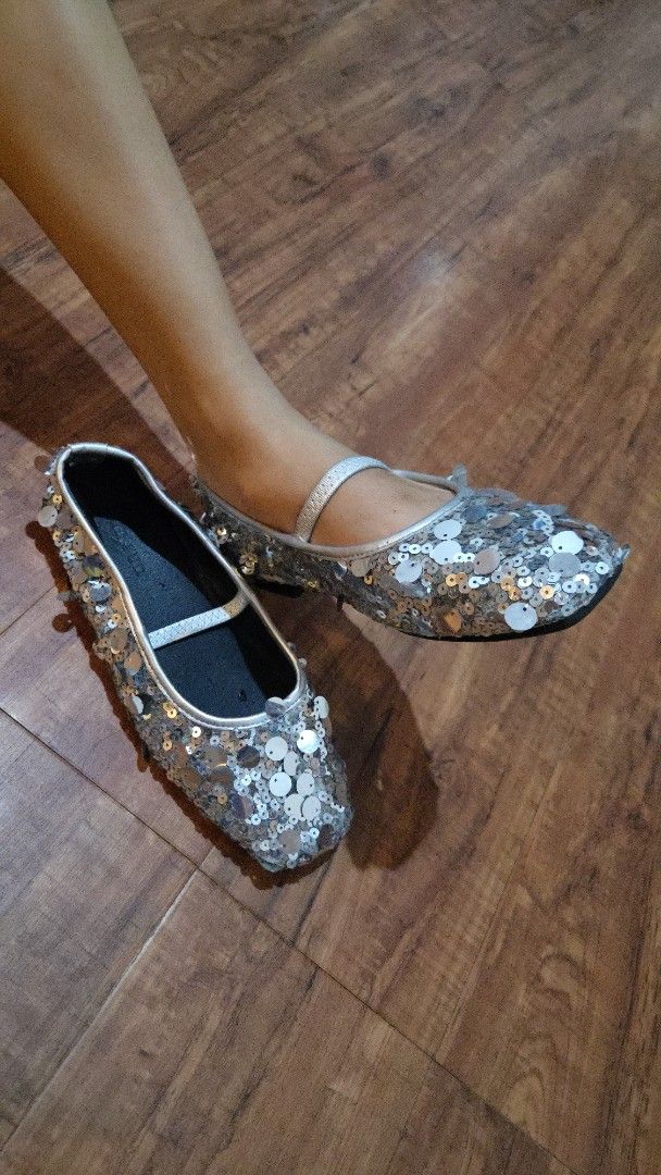 Silver Sequin Ballet Flats with Elastic Strap (Category: Flats & Sandals) located in Manila. Submitted by mysticrabbit.284012 (Listing ID 1469567651, Image 1). Description: - Color/Material: Sparkly silver sequins covering the upper - Fit: Elastic strap across the top for extra security - Interior: Comfortable black inner sole - Versatility: Fun statement shoes great for parties, dance, or casual everyday wear.