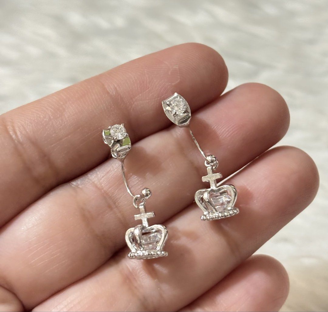 Silver-toned dangle earring featuring a cubic zirconia top stud (Category: Earrings) located in Paranaque City. Submitted by dalle_closet (Listing ID 1469429127, Image 2). Description: slightly used pa.