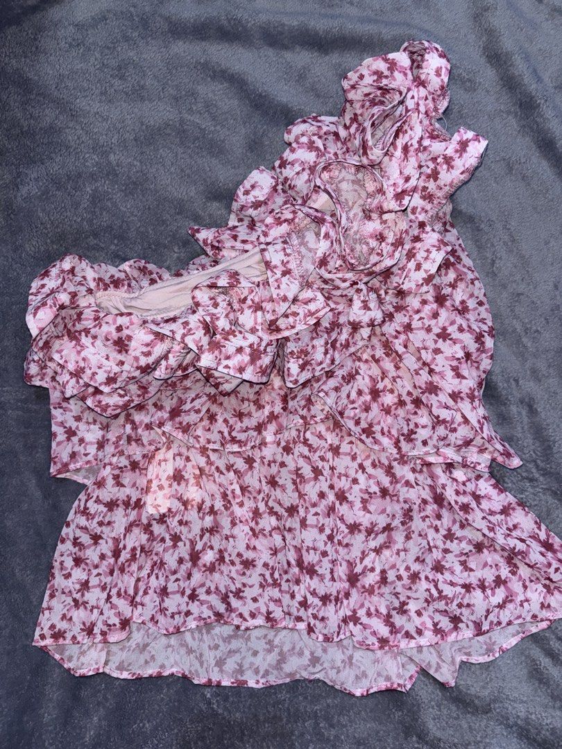 Sleeveless one sided ruffle top (Category: Sleeveless) located in San Pedro. Submitted by classychic.couture (Listing ID 1469537766, Image 2). Description: • Small - Semi-medium • Pink floral printed top •Never been used (with tag) • No issues.