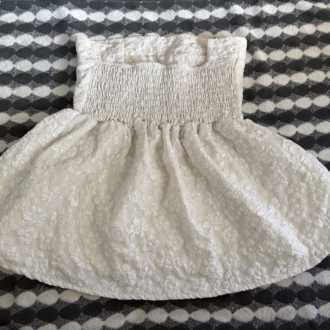 Sleeveless Peplum Top (Category: Sleeveless) located in Quezon City. Submitted by prelovedbyryys (Listing ID 1469469547, Image 2). Description: Sleeveless Peplum Top - 250 ( Off White ) 📌Small - Large 📌With padded bra 📌Used once when we went to beach Location: Fairview, Quezon City MOD: J&T, SPX MOP: Gcash, GoTyme, Maribank.