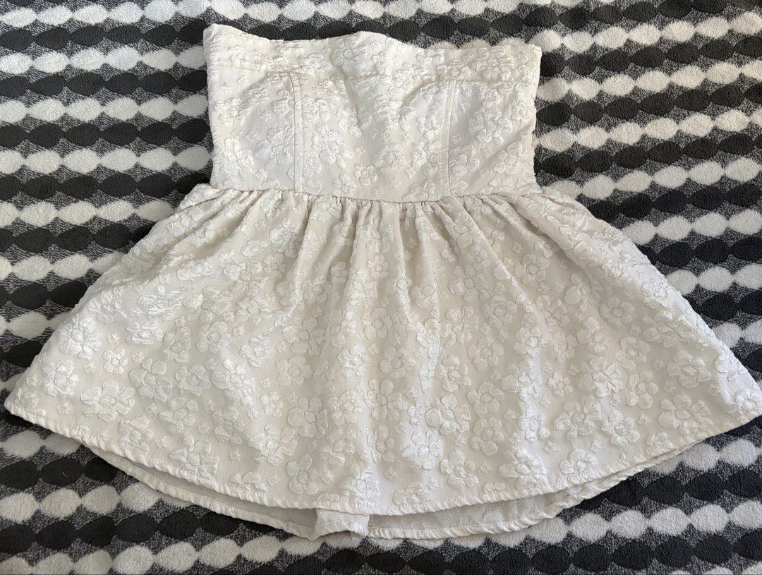 Sleeveless Peplum Top (Category: Sleeveless) located in Quezon City. Submitted by prelovedbyryys (Listing ID 1469469547, Image 1). Description: Sleeveless Peplum Top - 250 ( Off White ) 📌Small - Large 📌With padded bra 📌Used once when we went to beach Location: Fairview, Quezon City MOD: J&T, SPX MOP: Gcash, GoTyme, Maribank.