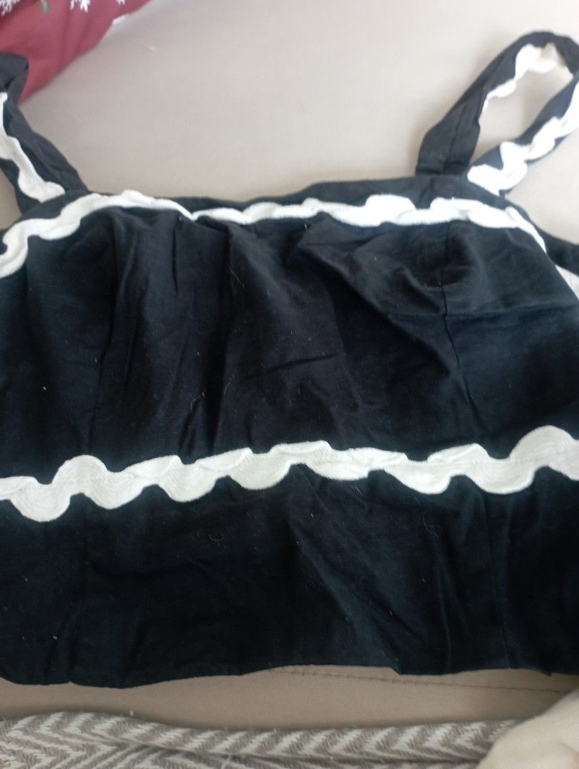 Sleveles tops (Category: Sleeveless) located in Quezon City. Submitted by nerisaveria (Listing ID 1469423645, Image 1). Description: sleeveless tops size small in good condition message me if interestec.