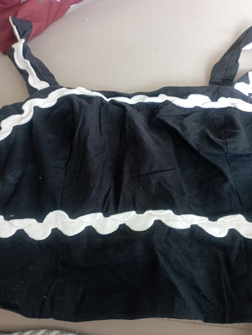 Sleveles tops (Category: Sleeveless) located in Quezon City. Submitted by nerisaveria (Listing ID 1469423645, Image 2). Description: sleeveless tops size small in good condition message me if interestec.