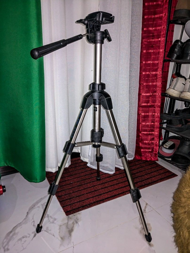 Slik F133 Mini Tripod (Category: Tripods & Monopods) located in General Trias. Submitted by mervcorner (Listing ID 1469555837, Image 3). Description: Original Mini Tripod Brand: Slik Model: F133 Maximum Height: 26.5 inches Minimum Height: 14.1 inches Pre-owned but still presentable with aluminium material. Heavy duty and sturdy. RFS: Decluttering Item Location: General Trias, Cavite Meet up nearby or Delivery thru Lalamove (At Buyer's Expense) Co