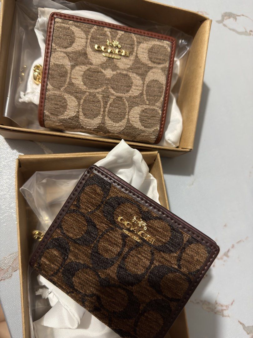 Small snap wallet (Category: Wallets & Card holders) located in Bulacan. Submitted by tine.hub (Listing ID 1469397987, Image 1). Description: .