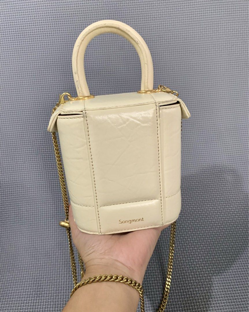 songmont box type (Category: Luxury Bags & Wallets) located in General Santos City (Dadiangas). Submitted by sarathrift (Listing ID 1469473683, Image 3). Description: no color transfer .