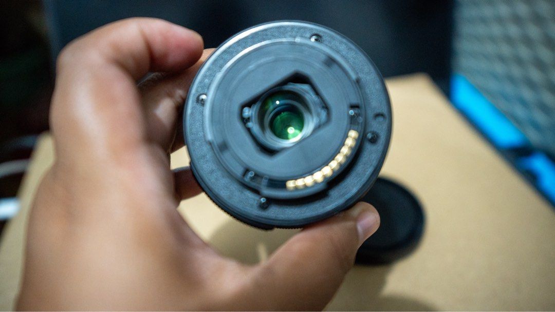 Sony Kitlens - E 3.5-5.6/16-50mm Oss (Category: Lens & Kits) located in Pasig City. Submitted by ararphxx (Listing ID 1469464110, Image 3). Description: - Model: Sony E-mount 16-50mm f/3.5-5.6 Power Zoom Lens - Condition: Clean glass elements, pristine contact pins, includes front cap - Design: Ultra-compact pancake style, 40.5mm filter diameter - Features: Built-in power zoom and Optical SteadyShot stabilization .