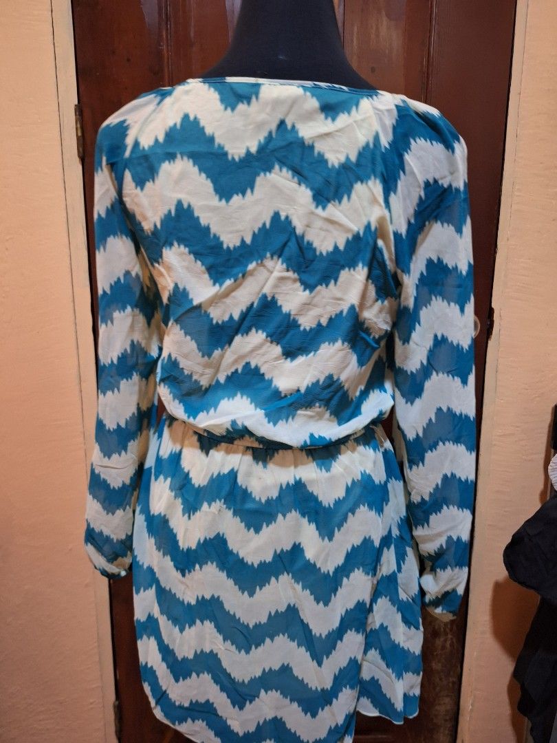 Speechless Blue and White Chevron Long Sleeve Dress (Category: Dresses) located in Balamban. Submitted by ubethan (Listing ID 1469487501, Image 2). Description: - Brand: Speechless - Size: S (Made in Vietnam) - Pattern: Blue and white chevron - Material: Lightweight chiffon-like fabric - Design: Long sleeves, scoop neckline, and flared skirt - Occasion: Great for casual outings or parties.