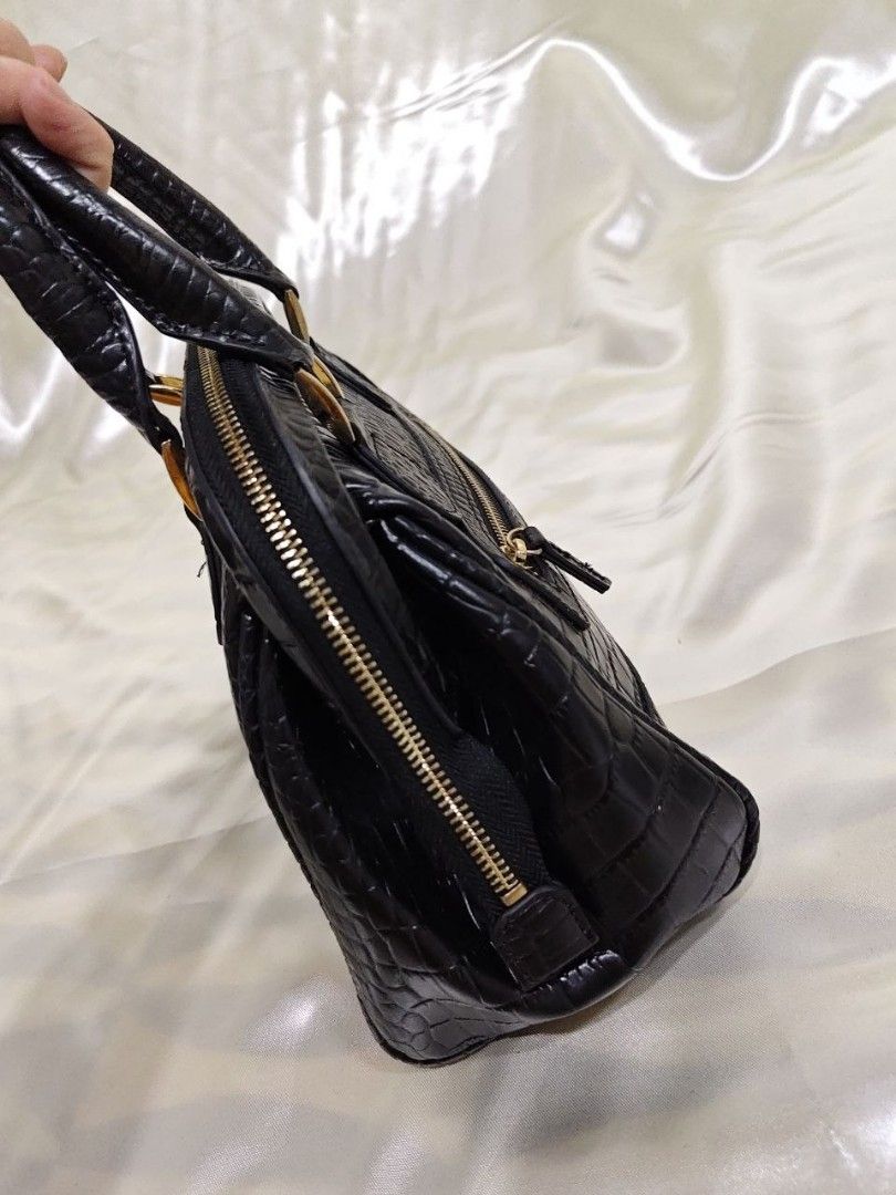 STAND ALONE BAG 10/8" (Category: Cross-body Bags) located in Gamu. Submitted by 2022bagsbunny (Listing ID 1469403422, Image 3). Description: .