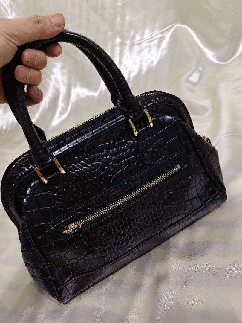 STAND ALONE BAG 10/8" (Category: Cross-body Bags) located in Gamu. Submitted by 2022bagsbunny (Listing ID 1469403422, Image 2). Description: .