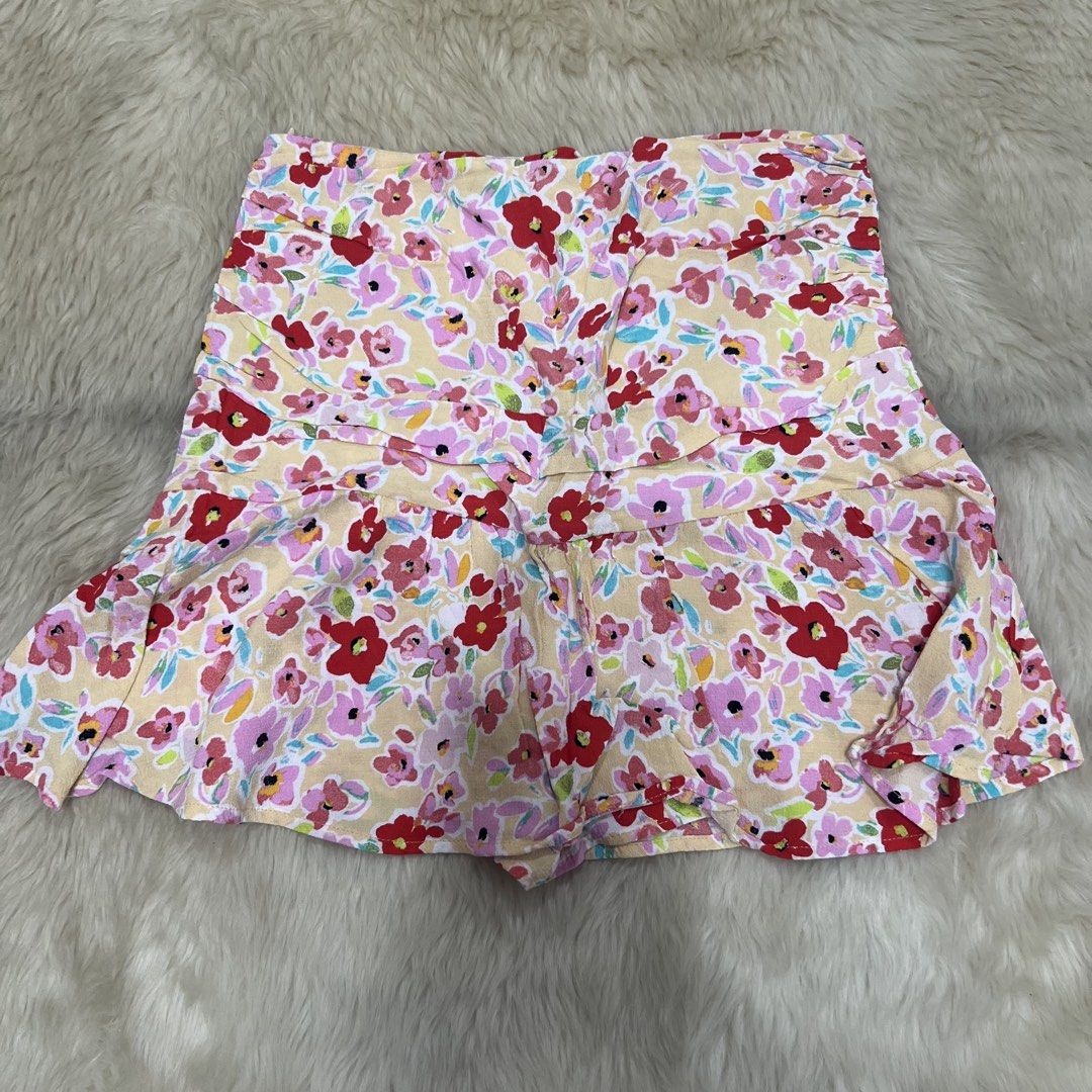 Stradivarius Floral Skort (Category: Skirts) located in Mandaue City. Submitted by heeba_inu2 (Listing ID 1469490071, Image 1). Description: - Pretty floral skort! - When worn photo in last slide.
