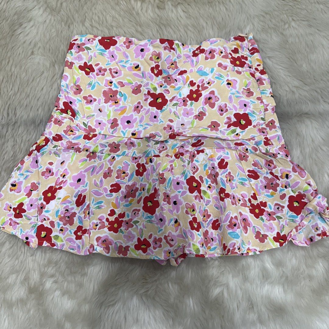 Stradivarius Floral Skort (Category: Skirts) located in Mandaue City. Submitted by heeba_inu2 (Listing ID 1469490071, Image 2). Description: - Pretty floral skort! - When worn photo in last slide.