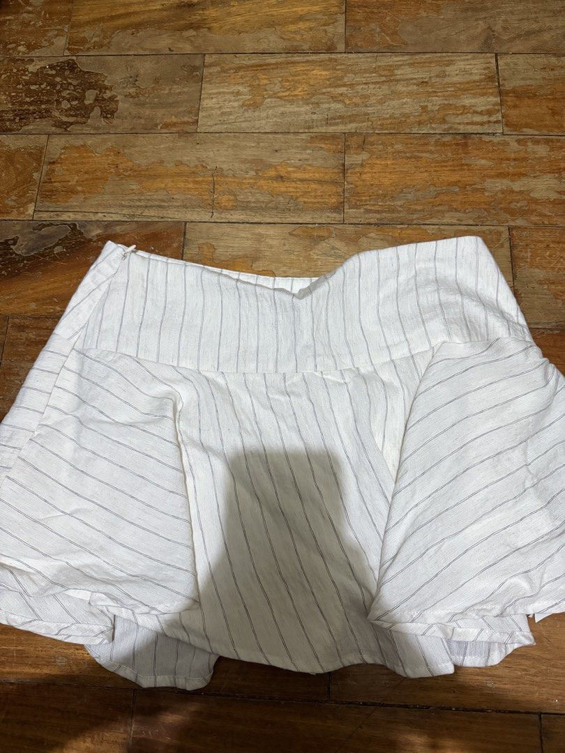 Stradivarius Striped Mini Skirt (Category: Skirts) located in Makati City. Submitted by bellacroat38269 (Listing ID 1469531135, Image 1). Description: 📌 negotiable 📌 used once 📌 excellent condition 📌 payments first ( gcash, bank transfer ).