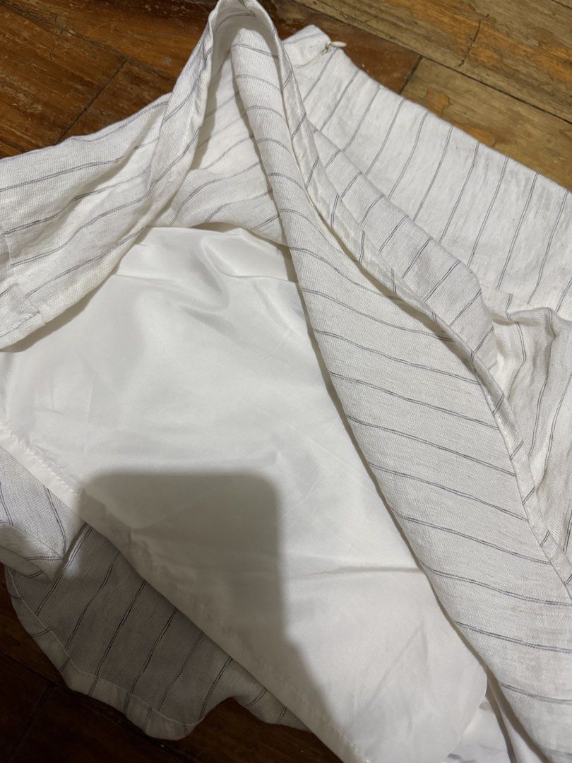 Stradivarius Striped Mini Skirt (Category: Skirts) located in Makati City. Submitted by bellacroat38269 (Listing ID 1469531135, Image 3). Description: 📌 negotiable 📌 used once 📌 excellent condition 📌 payments first ( gcash, bank transfer ).