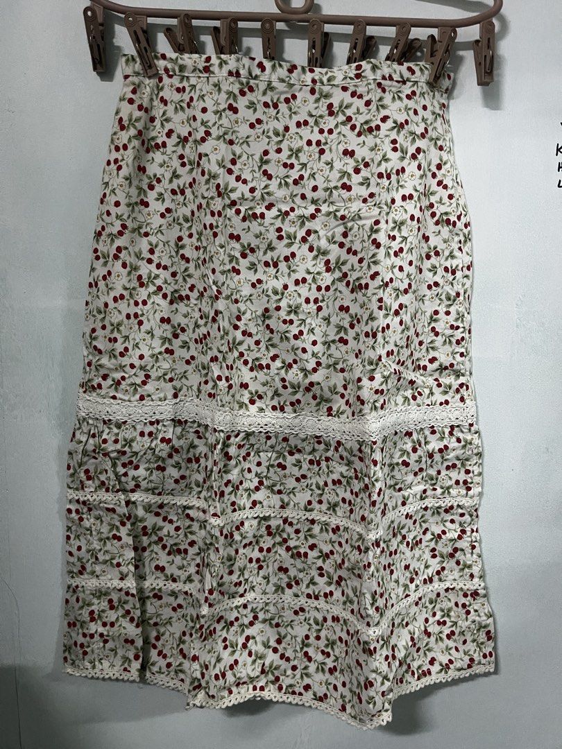 Strawberry Print Midi Skirt (Category: Other Bottoms) located in Las Pinas. Submitted by askingnoelle (Listing ID 1469543552, Image 1). Description: W 26in L 25in H 16in no flaws with lining decluttering loc: SM North, QC.