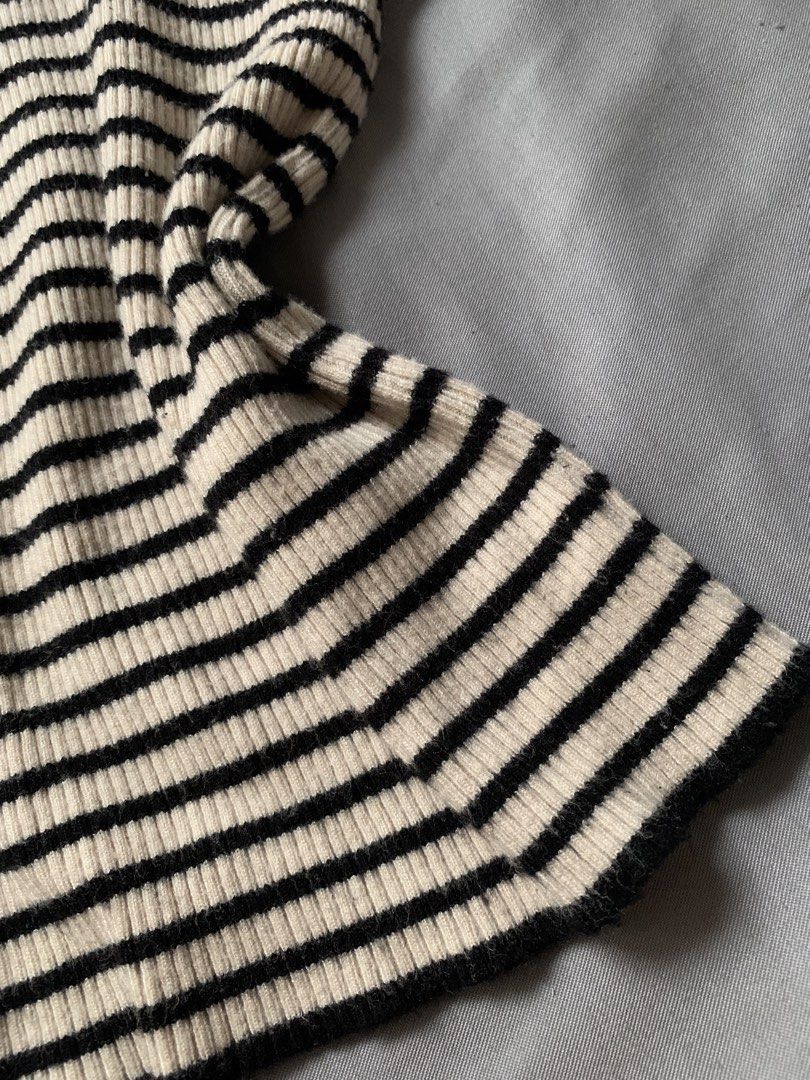 STRIPED CREAM TOP — ₱ 120 (Category: Sleeveless) located in Manila. Submitted by _uniefinds (Listing ID 1469437043, Image 3). Description: STRIPED KNIT TOP — ₱120 ONLY! 🍂 ୨ৎ Black & Cream Striped Sleeveless Top ౨ৎ STRIPED KNIT TOP ♡ Color: Black & Cream ♡ Size: S-M ♡ Style: Sleeveless with thin straps ♡ Design: Horizontal stripes ♡ Fabric: Ribbed knit ♡ Details: Black strap and neckline finish ♡ Hem: Flared hem 𐙚 CONDITION: Pre-loved 𐙚 DETAILS