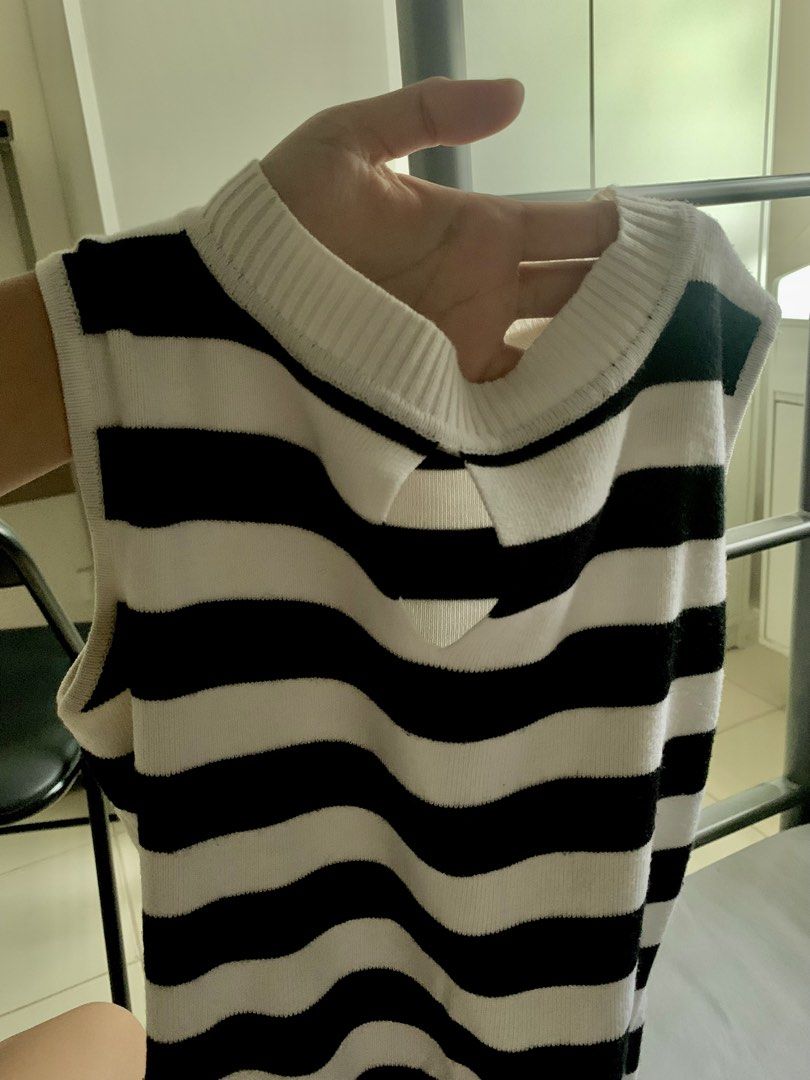STRIPED TOP — ₱ 120 ONLY ! (Category: Sleeveless) located in Manila. Submitted by _uniefinds (Listing ID 1469425059, Image 3). Description: STRIPED KNIT TOP — ₱[PRICE] ONLY! 🖤🤍 ୨ৎ Black & White Striped Sleeveless Top ౨ৎ STRIPED TOP ♡ Color: Black & White ♡ Size: S - M ♡ Style: Sleeveless mock neck ♡ Design: Horizontal stripes ♡ Fabric: Ribbed knit ♡ Back: Clean mock-neck design ♡ Hem: Smooth finish 𐙚 CONDITION: Pre-loved 𐙚 DETAILS: Please see