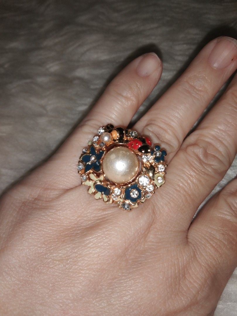 Studded floral gold stainless ring size 8 (Category: Rings) located in Quezon City. Submitted by eidorableshop (Listing ID 1469397574, Image 1). Description: .