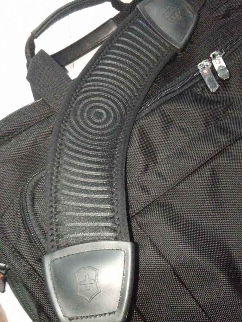 Swiss Army Multi Laptop Bag (Category: Briefcases) located in Manila. Submitted by christoph17 (Listing ID 1469437407, Image 3). Description: great condition original big size.