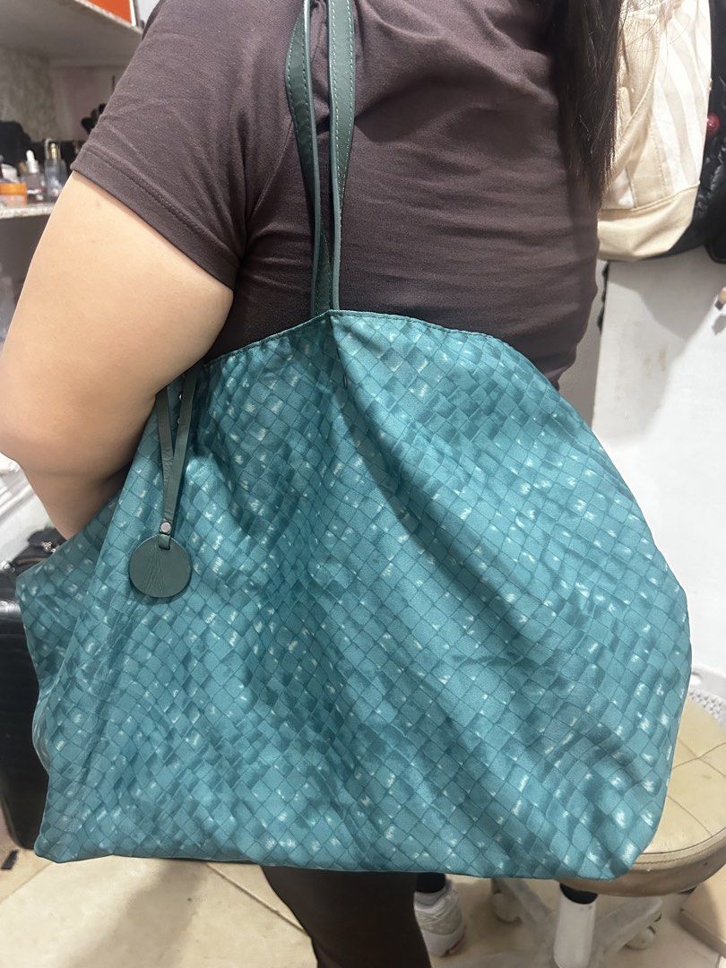Teal Woven Pattern Large Shoulder Tote Bag (Category: Shoulder Bags) located in Cebu City. Submitted by yenetcuba52435 (Listing ID 1469505816, Image 2). Description: - Color: Teal with dark green leather handles - Design: Stylish woven pattern finish with a matching circular charm - Interior: Clean lining with ample space for daily essentials - Construction: Sturdy shoulder straps with clean stitching - Usage: Versatile and great as an everyday c