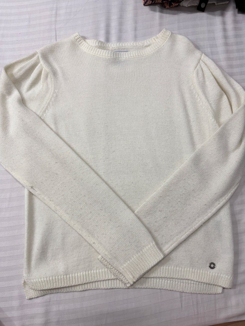 terranova knit sweater (Category: Coats, Jackets and Outerwear) located in Pasig City. Submitted by bonniebuys_23 (Listing ID 1469547609, Image 1). Description: Issue: there’s a small hole on arm part.