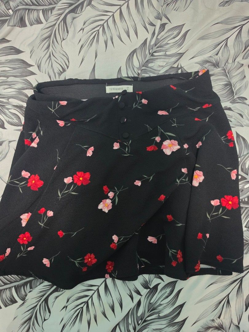 Terranova Skirt (Category: Skirts) located in Agdangan. Submitted by closetbysamita (Listing ID 1469499704, Image 1). Description: Terranova Skirt L on tag Good as new.