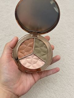 (Category: ) located in . Submitted by simplydecluttering_makeup (Listing ID 1469470536, Image 1). Description: .