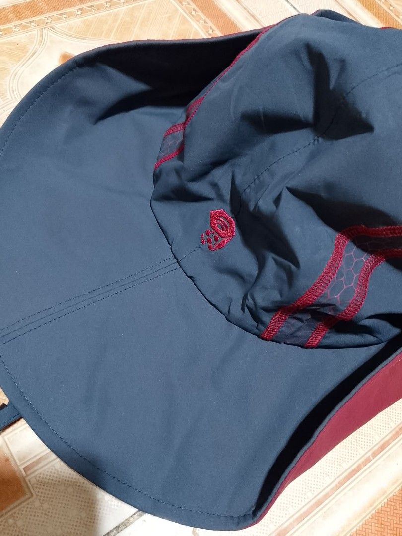 The mountain hardware booney hat (Category: Activewear) located in Alburquerque. Submitted by ayrelieonlineshop (Listing ID 1469548162, Image 2). Description: the mountain hardware booney hat size large excellent condition no issues.