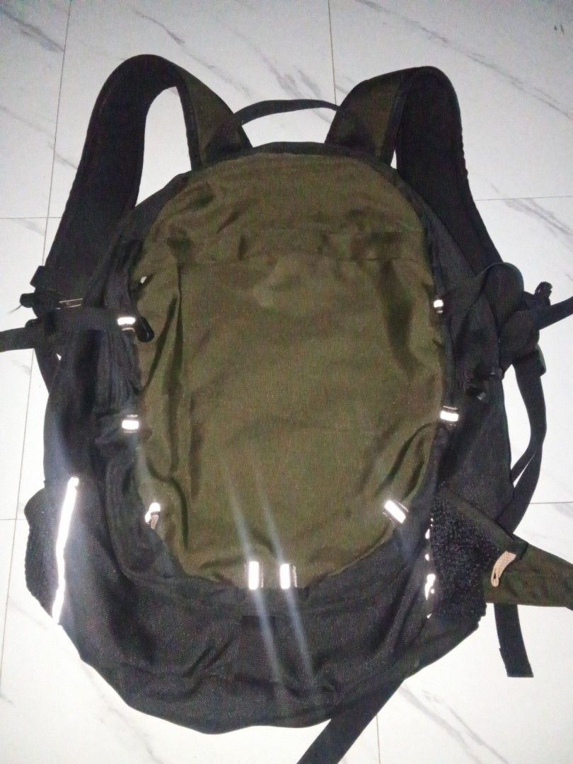 The North Face Army Green Black Backpack Original (Category: Backpacks) located in Manila. Submitted by christoph17 (Listing ID 1469543578, Image 1). Description: good condition original sign of use.