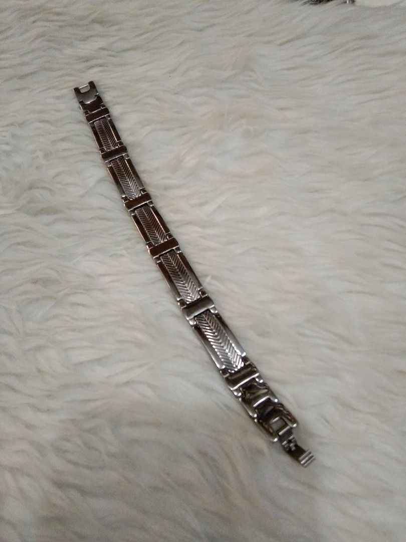 Thick stainless bracelet with heavy duty lock (Category: Bracelets) located in Quezon City. Submitted by eidorableshop (Listing ID 1469399656, Image 1). Description: .