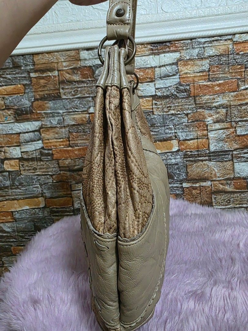 Tomboy wiz shoulder bag (Category: Shoulder Bags) located in Binan City. Submitted by elli.etcetera (Listing ID 1469500253, Image 3). Description: MOP: Gcash, Maya or Bank transfer Courier: Flash, J&T or Lalamove.